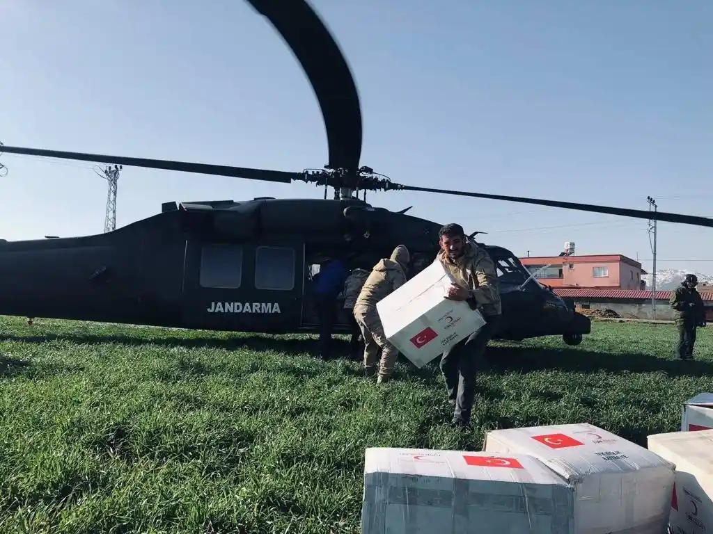 Jandarma 147’nci saatte minik Eylül’ü enkazdan sağ olarak çıkardı