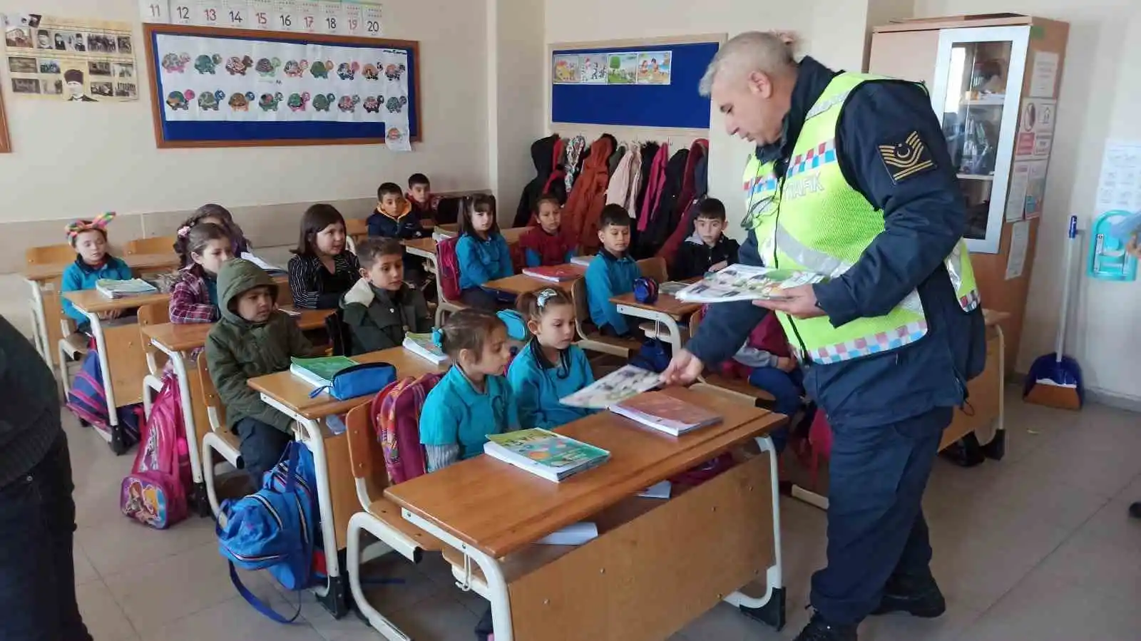 Jandarma ekipleri, "Güvenli eğitim" için okullarda
