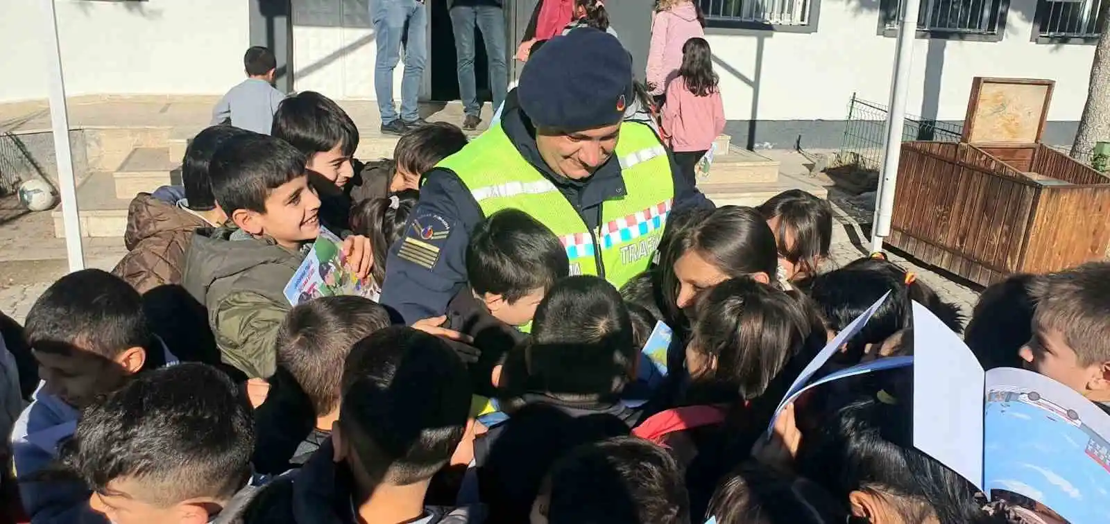 Jandarma ekipleri, “Güvenli eğitim” için okullarda
