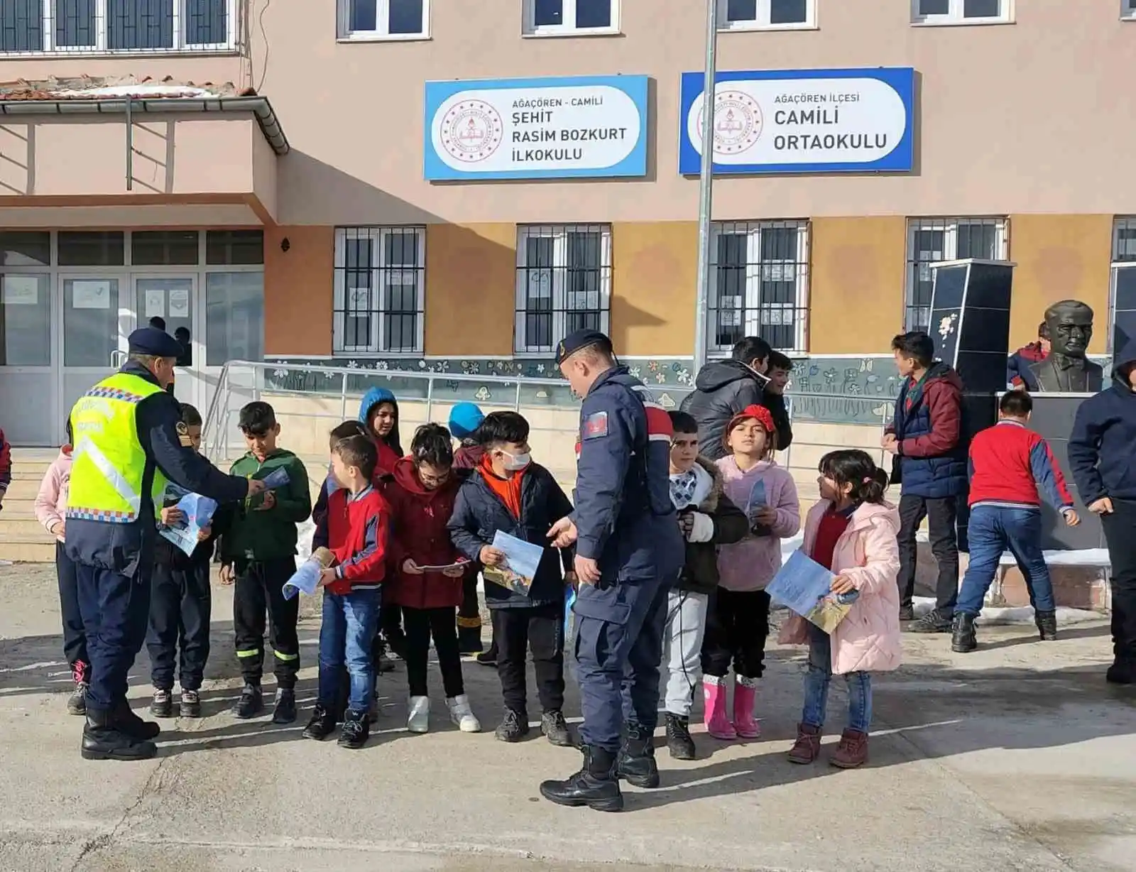 Jandarma ekipleri, “Güvenli eğitim” için okullarda
