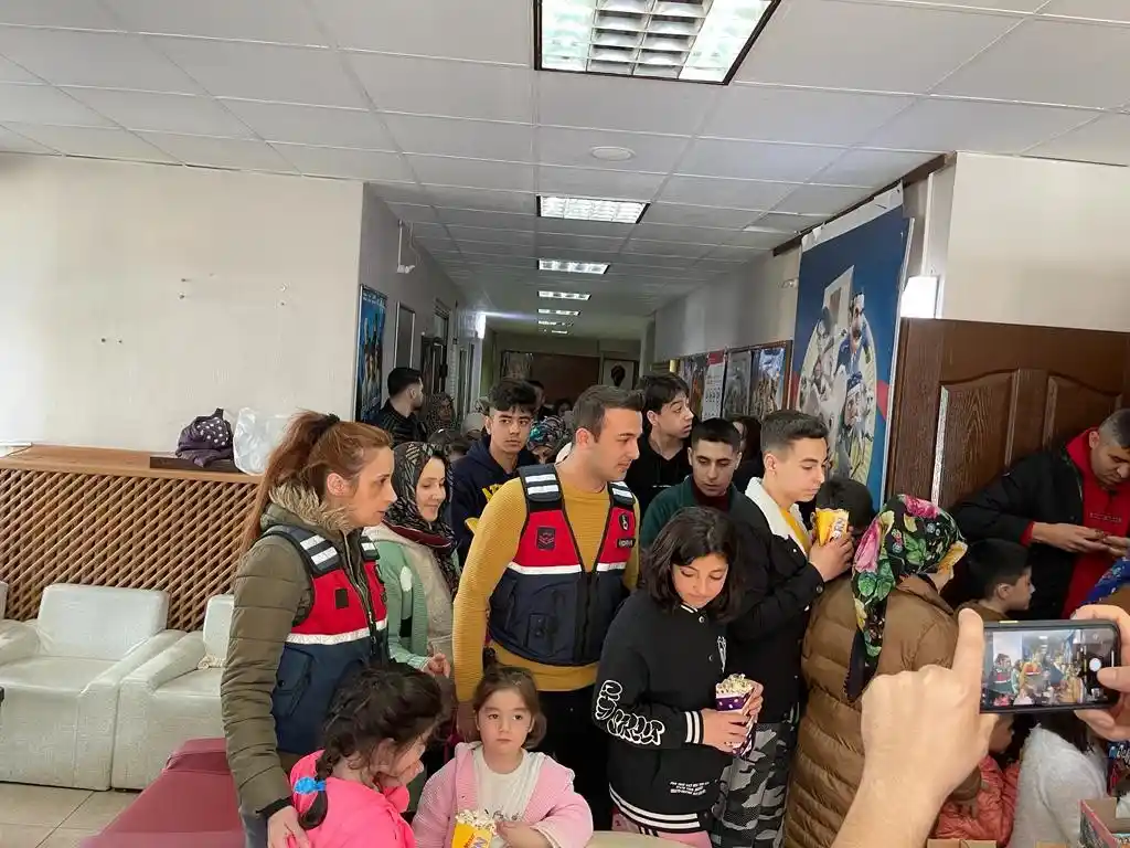 Jandarmadan depremzede çocuklara moral filmi