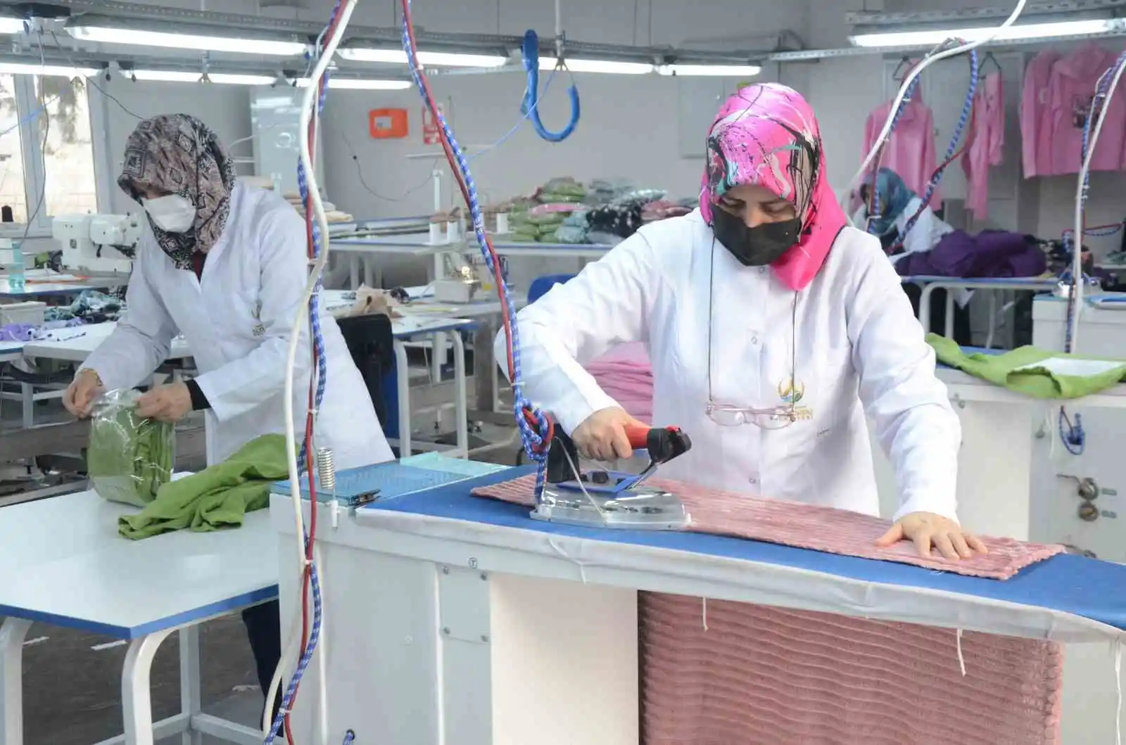 Kadın kursiyerler fabrika gibi çalışıp depremzedeler için üretim yapıyor