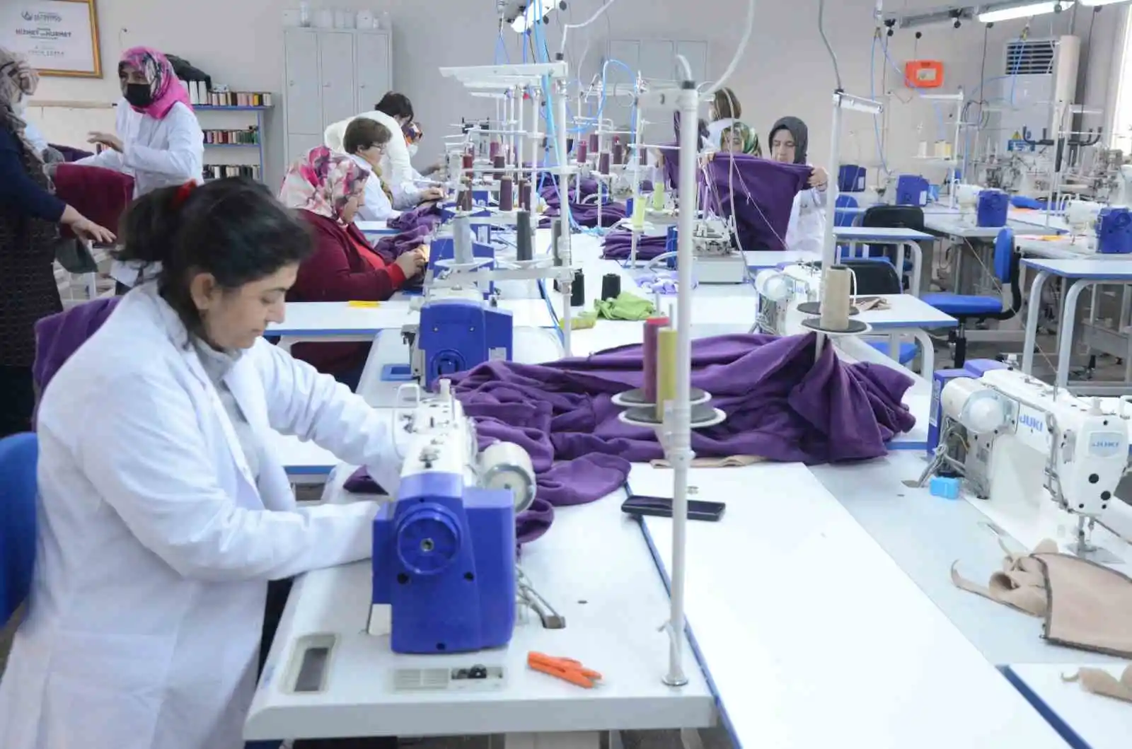 Kadın kursiyerler fabrika gibi çalışıp depremzedeler için üretim yapıyor