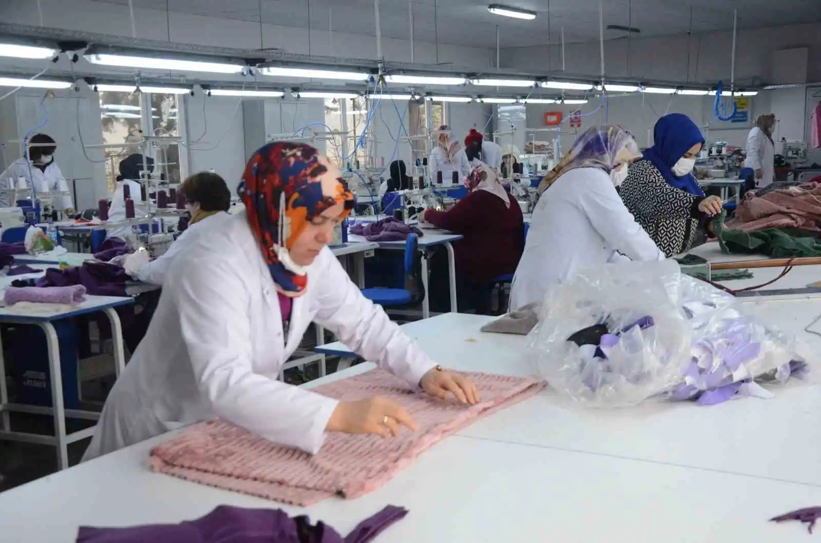 Kadın kursiyerler fabrika gibi çalışıp depremzedeler için üretim yapıyor