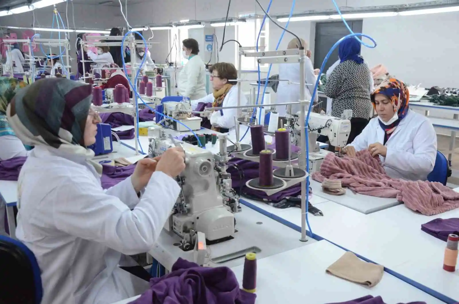 Kadın kursiyerler fabrika gibi çalışıp depremzedeler için üretim yapıyor