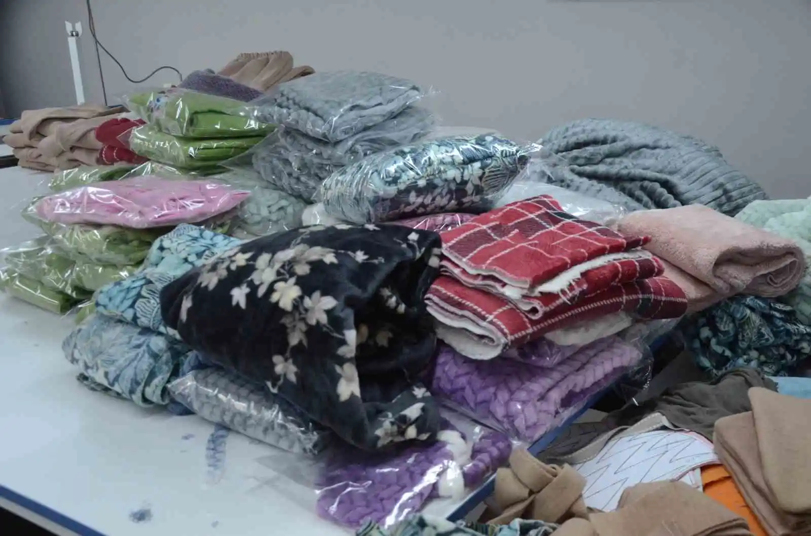 Kadın kursiyerler fabrika gibi çalışıp depremzedeler için üretim yapıyor