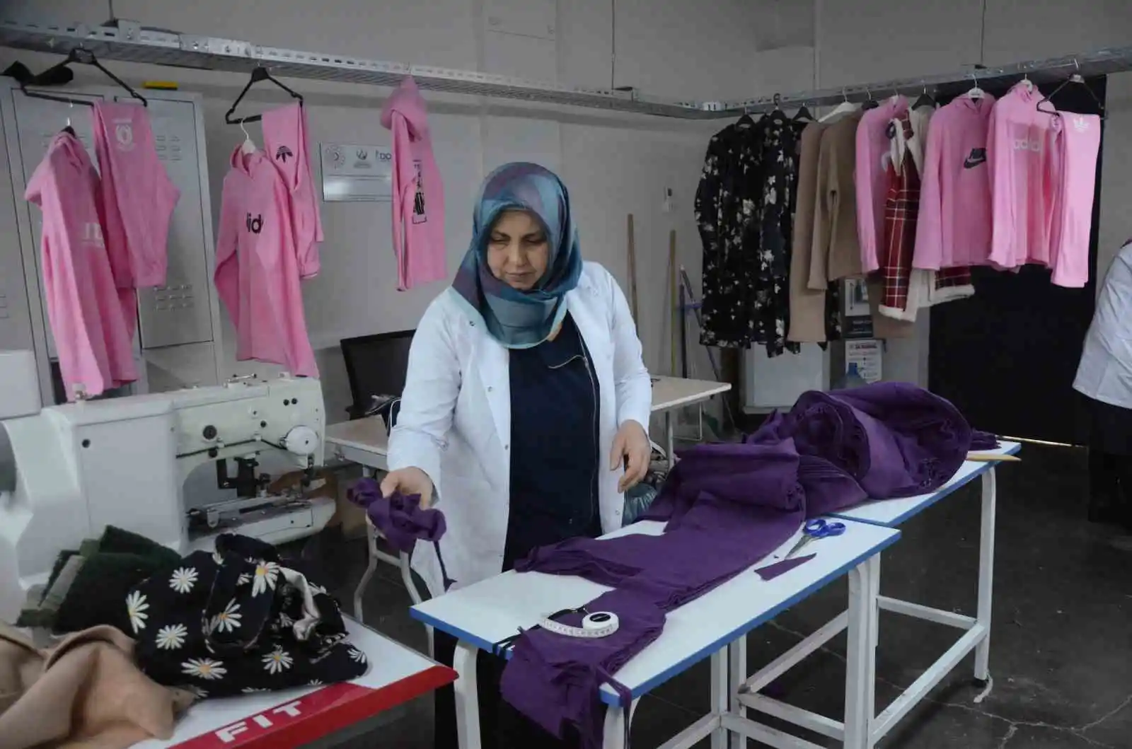 Kadın kursiyerler fabrika gibi çalışıp depremzedeler için üretim yapıyor