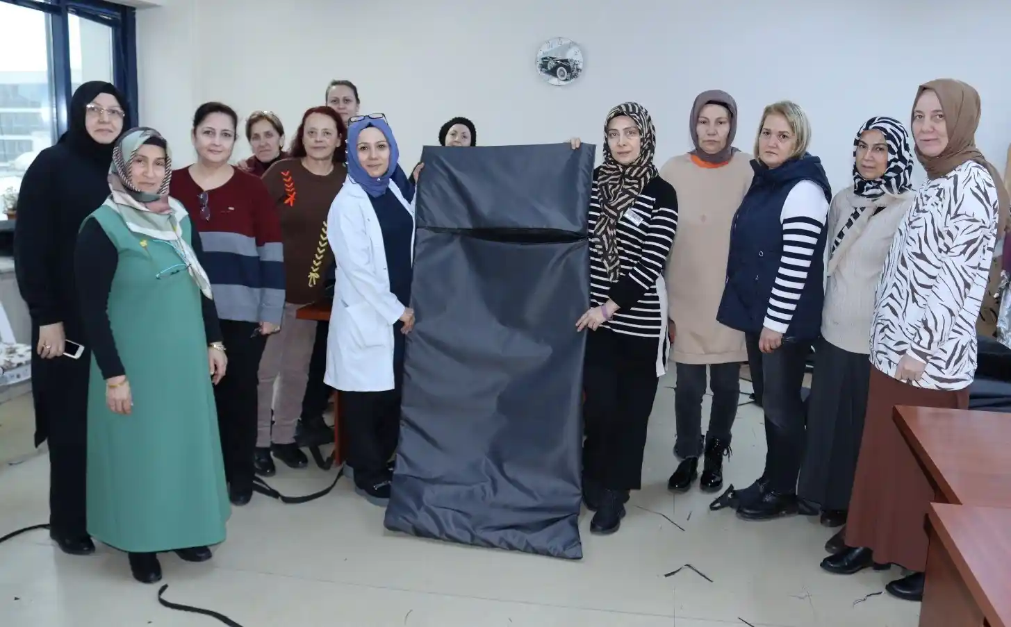 Kadınlar deprem bölgesi için uyku tulumu üretiyor