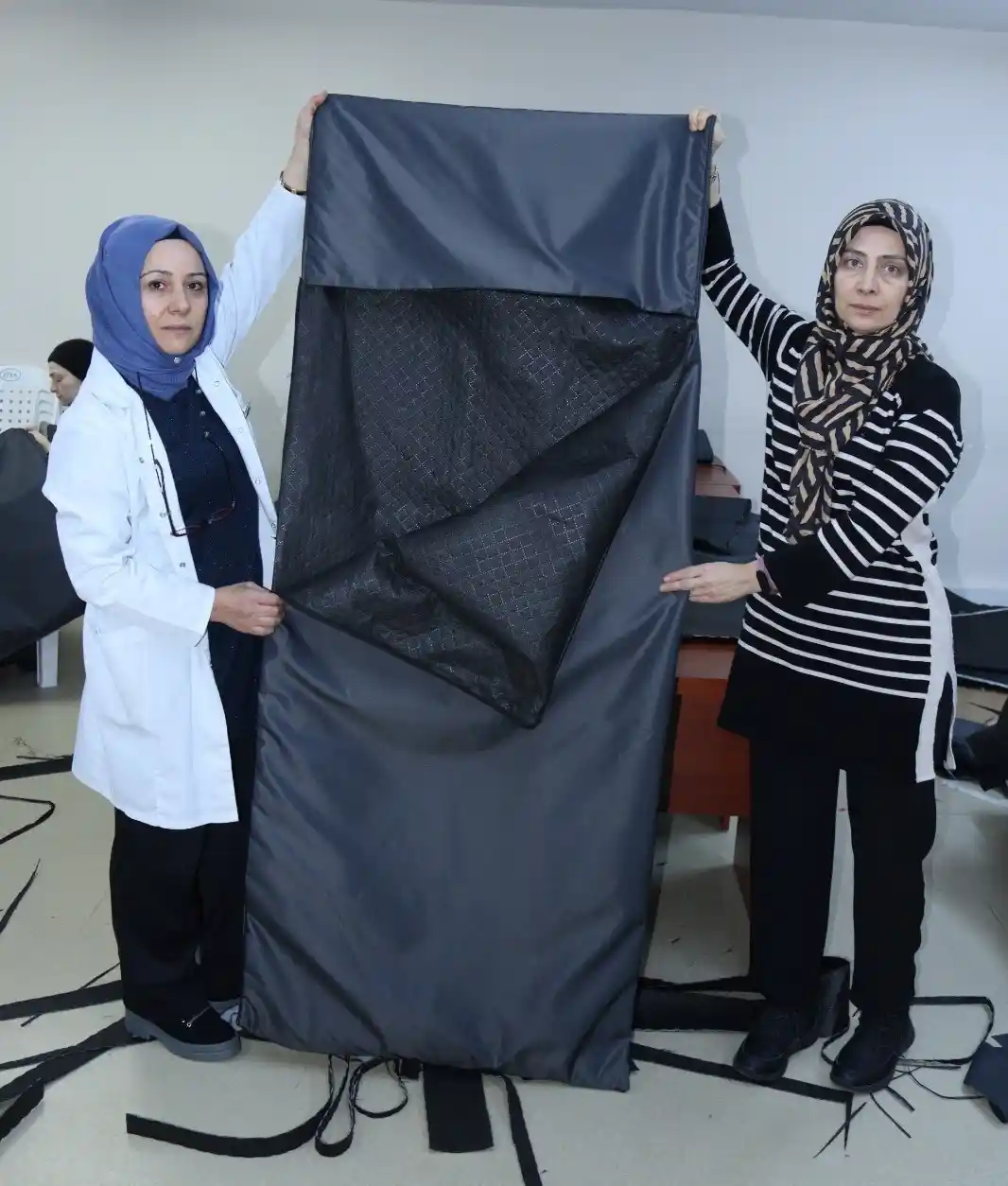 Kadınlar deprem bölgesi için uyku tulumu üretiyor
