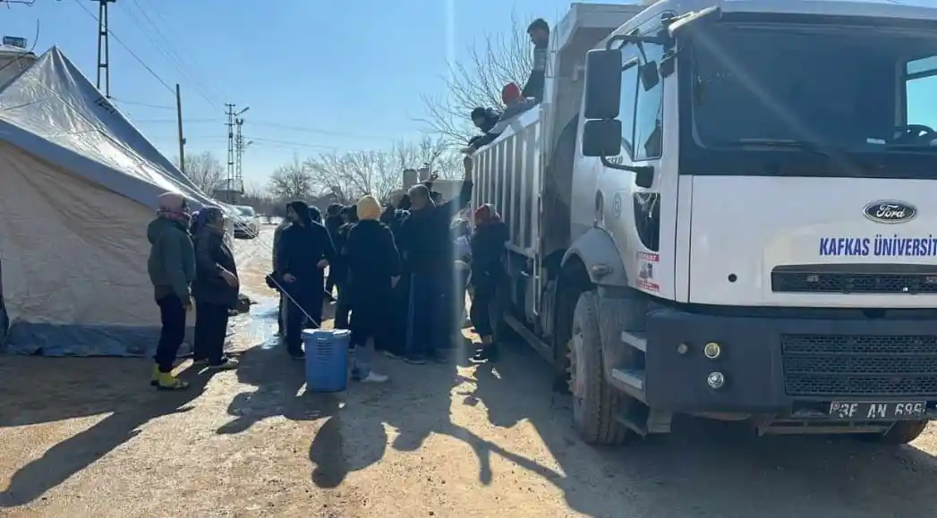 Kafkas Üniversitesi deprem bölgesinde yardımlarını sürdürüyor
