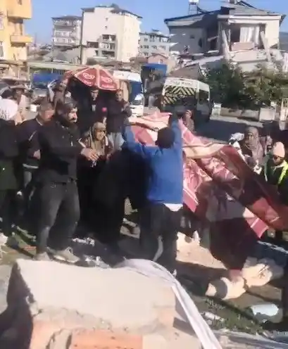 Kahraman Halit, 59 saat sonra iki vatandaşa nefes oldu
