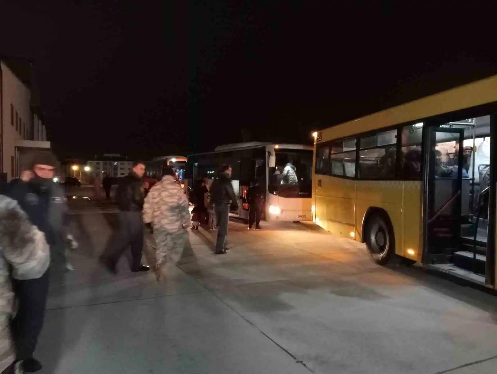 Kahramanmaraş'taki 107 depremzede Türk Silahlı Kuvvetleri'ne ait uçakla İstanbul'a getirildi