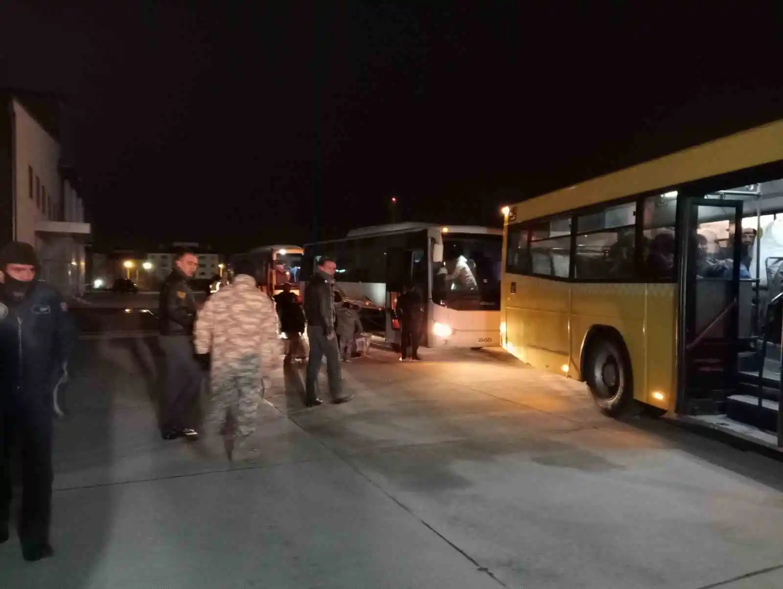 Kahramanmaraş’taki 107 depremzede Türk Silahlı Kuvvetleri’ne ait uçakla İstanbul’a getirildi
