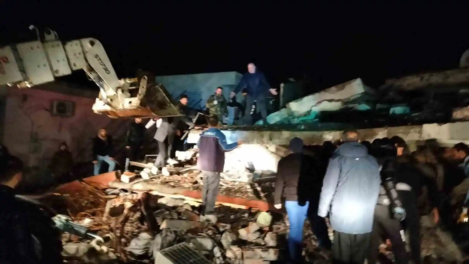 Kahramanmaraş'taki deprem de Osmaniye'de de bina yıkıldı
