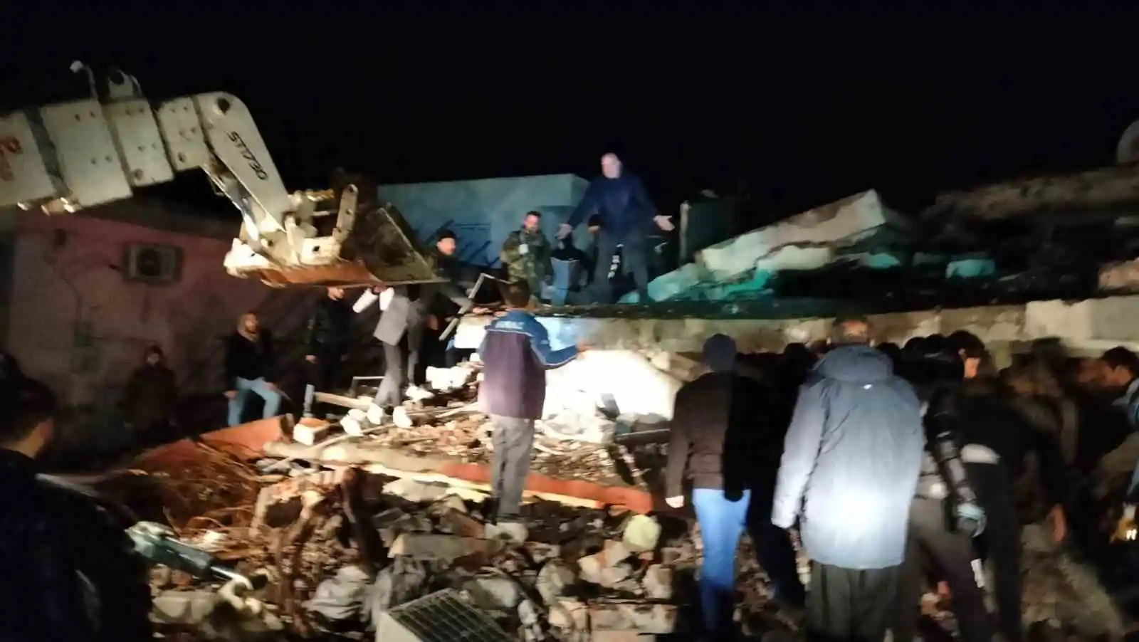 Kahramanmaraş'taki deprem de Osmaniye'de de bina yıkıldı