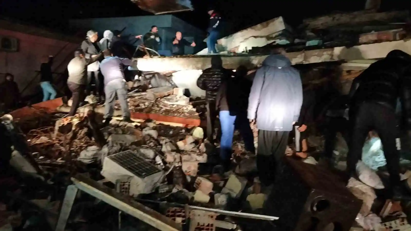 Kahramanmaraş’taki deprem de Osmaniye’de de bina yıkıldı
