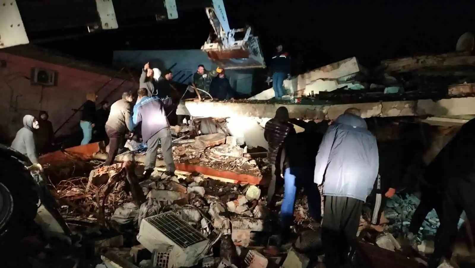 Kahramanmaraş’taki deprem de Osmaniye’de de bina yıkıldı
