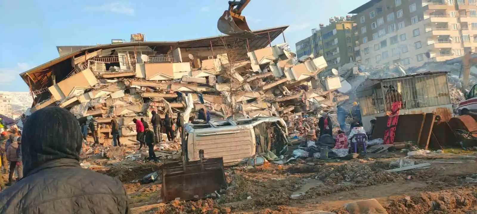 Kahramanmaraş'taki enkazdan 3 kişi kurtarıldı