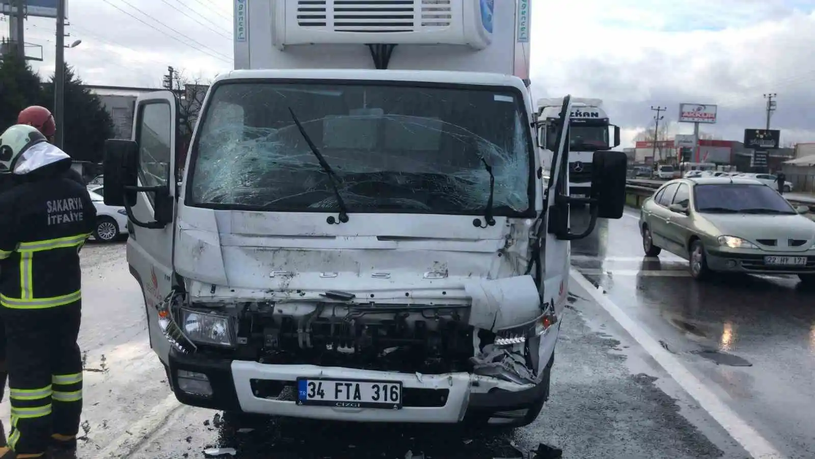 Kamyonet, tankere arkadan çarptı: 1 yaralı