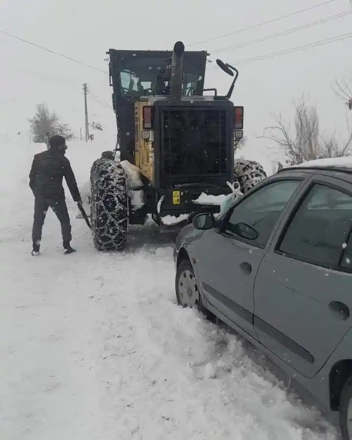 Kapanan yolda mahsur sürücüyü ekipler kurtardı
