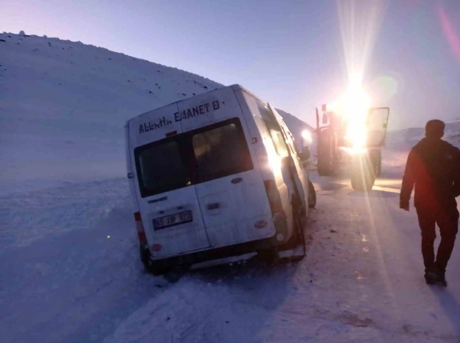 Kar ve fırtına nedeniyle yolda kalan araçlar kurtarıldı
