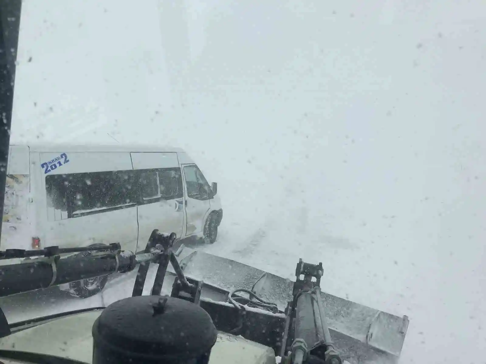 Kar ve fırtına nedeniyle yolda kalan araçlar kurtarıldı
