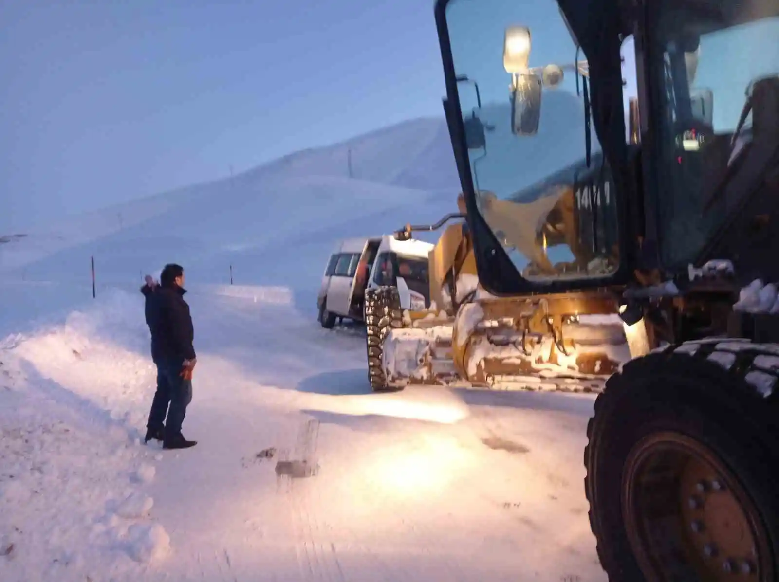 Kar ve fırtına nedeniyle yolda kalan araçlar kurtarıldı
