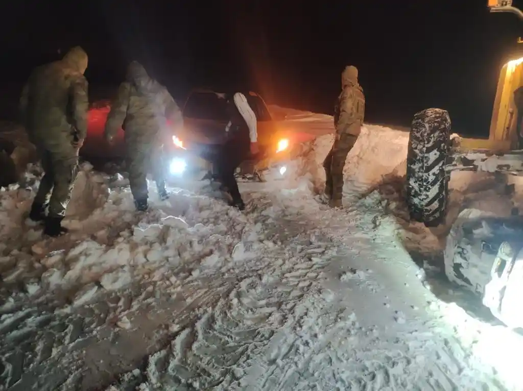 Kar ve fırtına nedeniyle yolda kalan araçlar kurtarıldı
