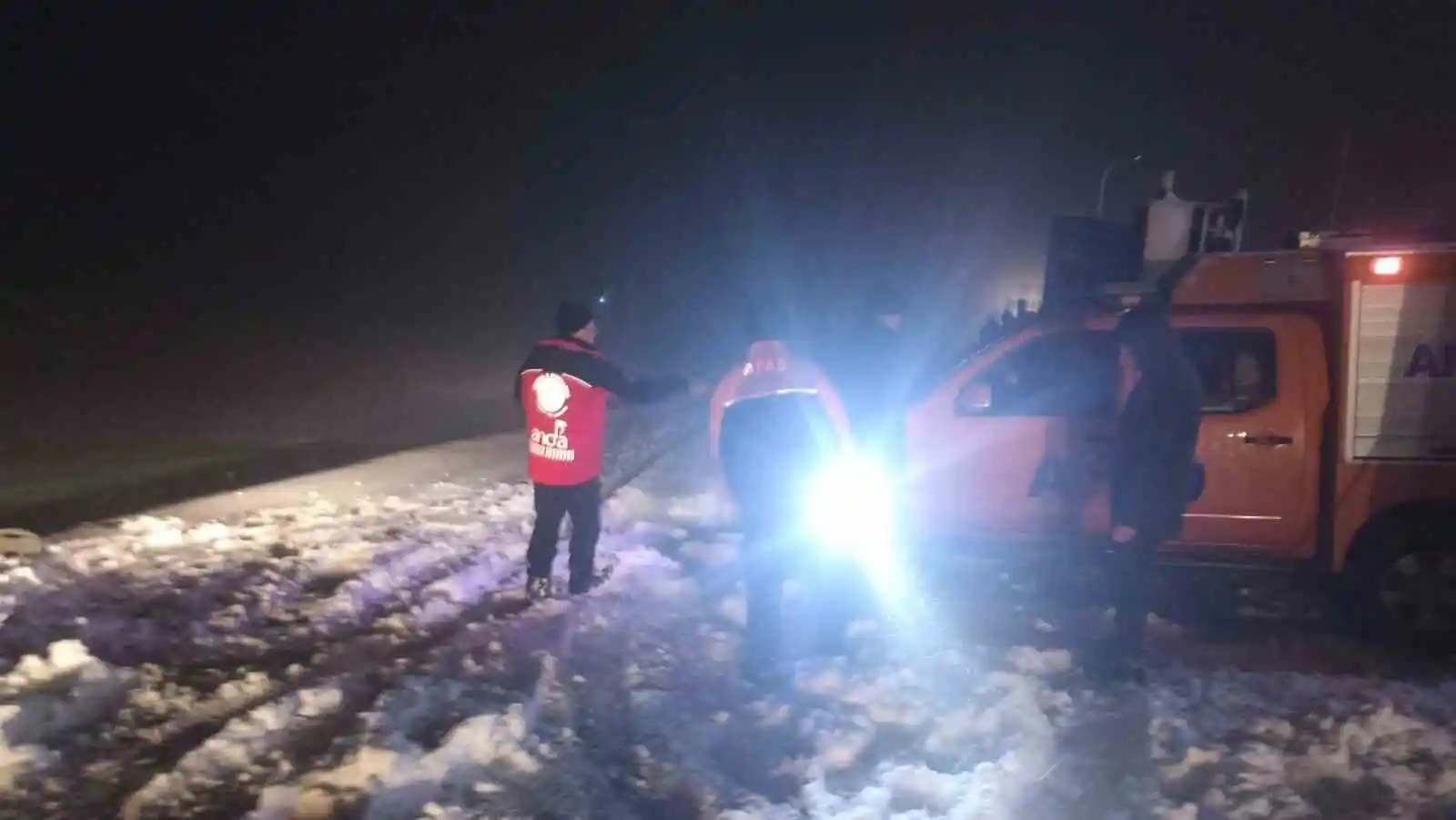 Kar ve tipi nedeniyle yolda kalan 7 kişilik aile kurtarıldı
