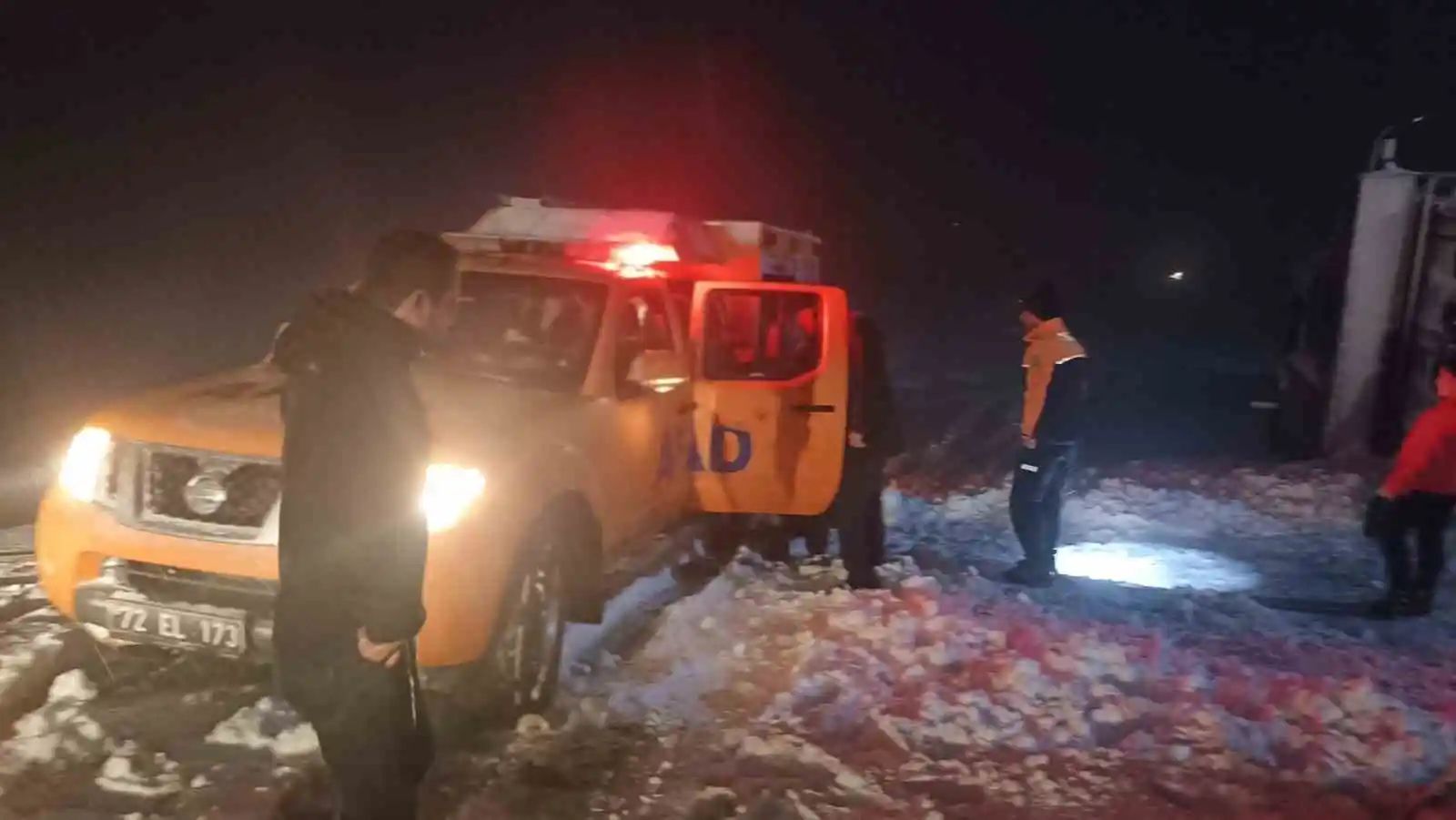 Kar ve tipi nedeniyle yolda kalan 7 kişilik aile kurtarıldı
