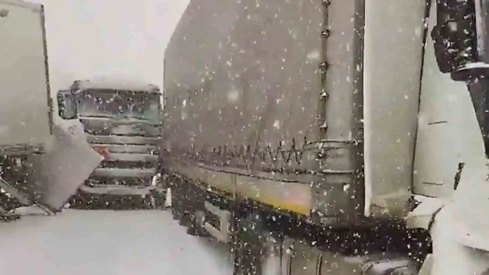 Kar yağışı ulaşımı felç etti, çok sayıda araç bir birine girdi: 4 yaralı