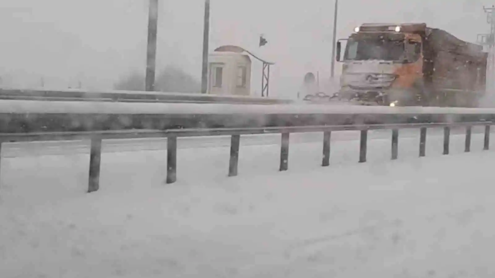 Kar yağışı ulaşımı felç etti, çok sayıda araç bir birine girdi: 4 yaralı