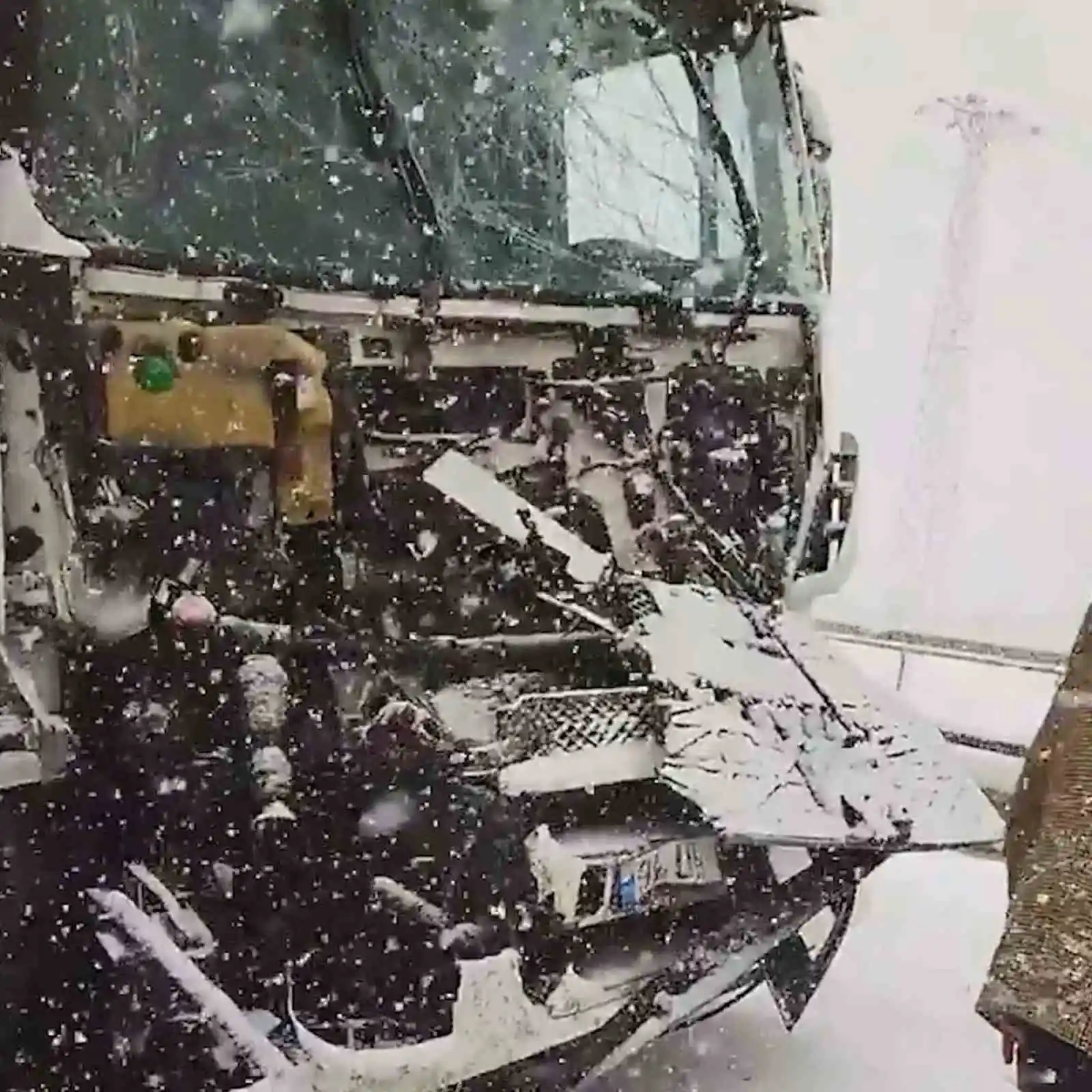 Kar yağışı ulaşımı felç etti, çok sayıda araç bir birine girdi: 4 yaralı
