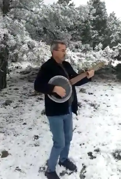 Kar yağışını cümbüş çalarak şarkıyla karşıladılar

