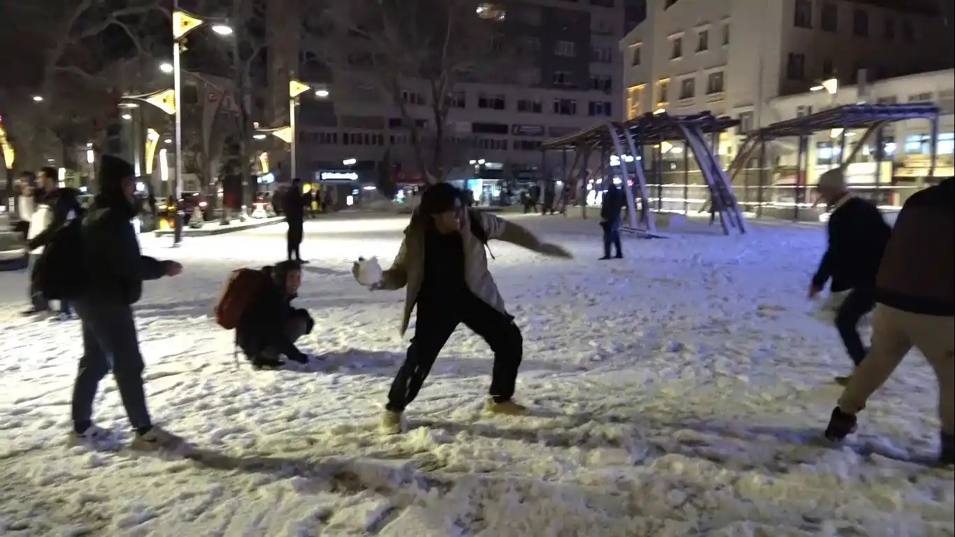 Kar yağışının keyfini kartopu oynayarak çıkardılar
