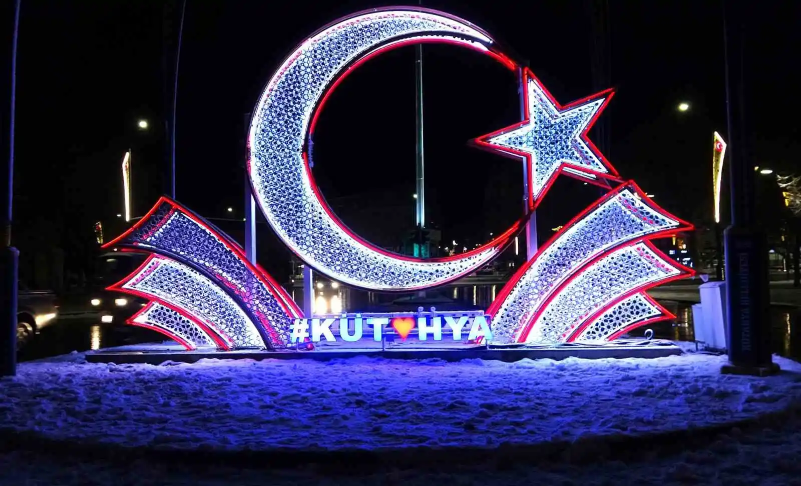 Kar yağışının keyfini kartopu oynayarak çıkardılar