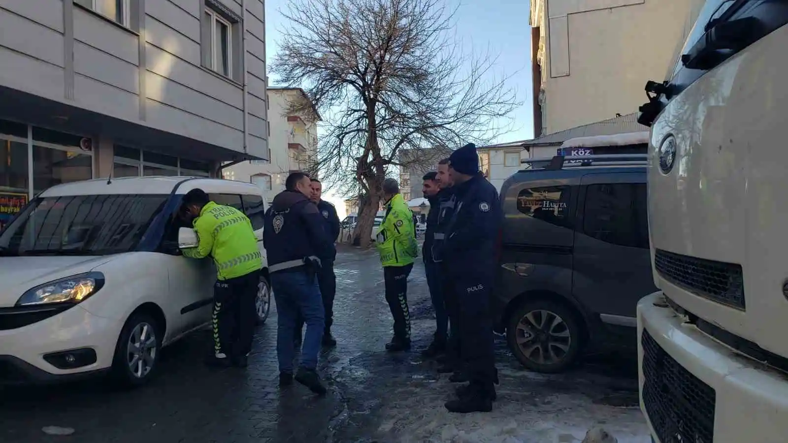 Karakoçan’da ağır hasarlı 11 binada boşaltma işlemi sürüyor
