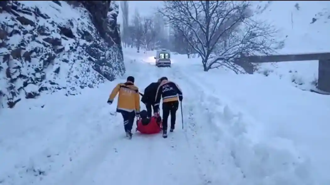 Karın geçit vermediği yolda 90 yaşındaki hasta kızakla ambulansa ulaştırıldı