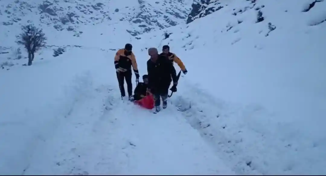 Karın geçit vermediği yolda 90 yaşındaki hasta kızakla ambulansa ulaştırıldı