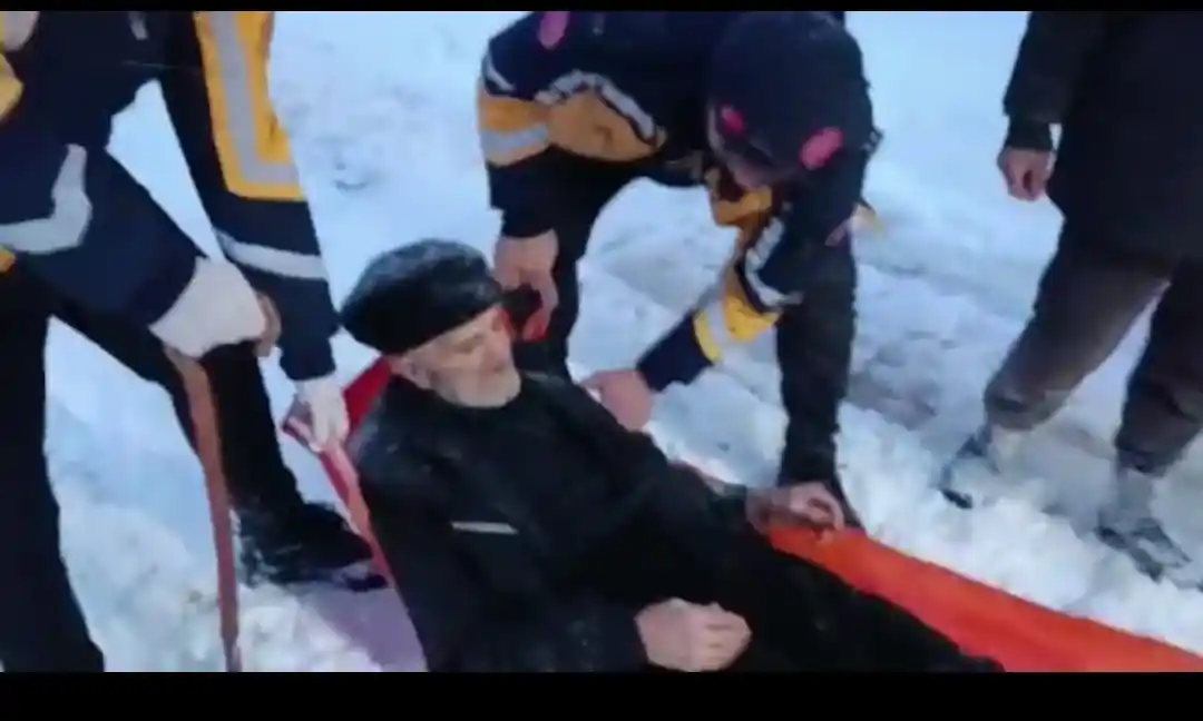 Karın geçit vermediği yolda 90 yaşındaki hasta kızakla ambulansa ulaştırıldı
