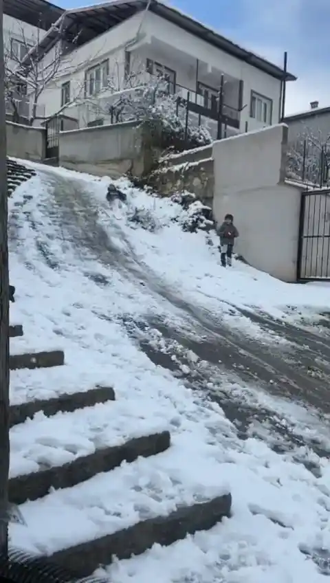 Karın yağdığını gören çocuklar, sokaklara akın ederek tadını çıkardılar
