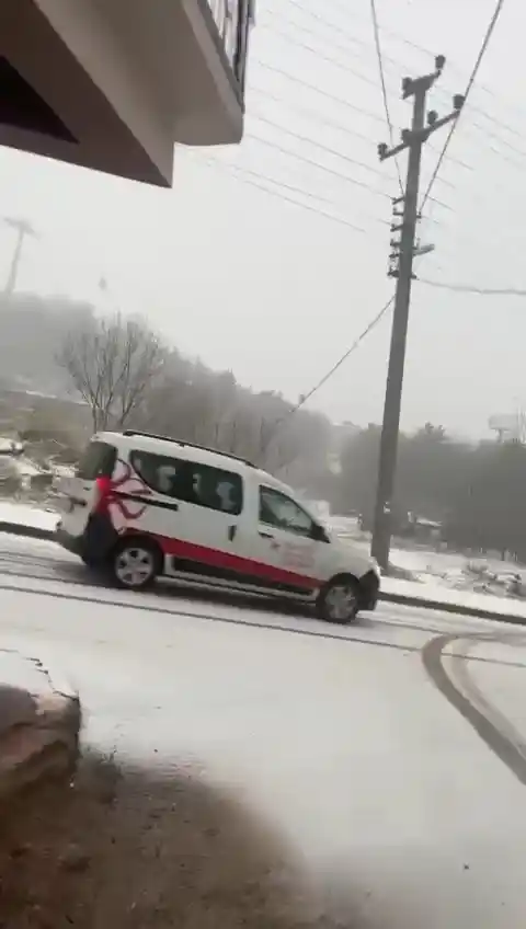 Karın yağdığını gören çocuklar, sokaklara akın ederek tadını çıkardılar
