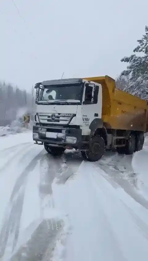 Karın yağdığını gören çocuklar, sokaklara akın ederek tadını çıkardılar
