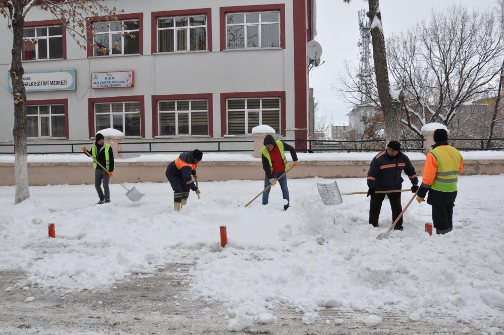 Kars Belediyesi kaldırım ve yolların karını temizliyor