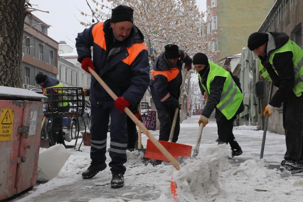 Kars Belediyesi'nden buz mesaisi