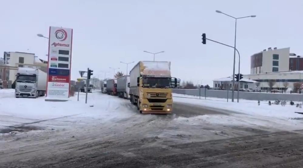 Kars'ta 9 yardım tırı Şanlıurfa'ya yola çıktı