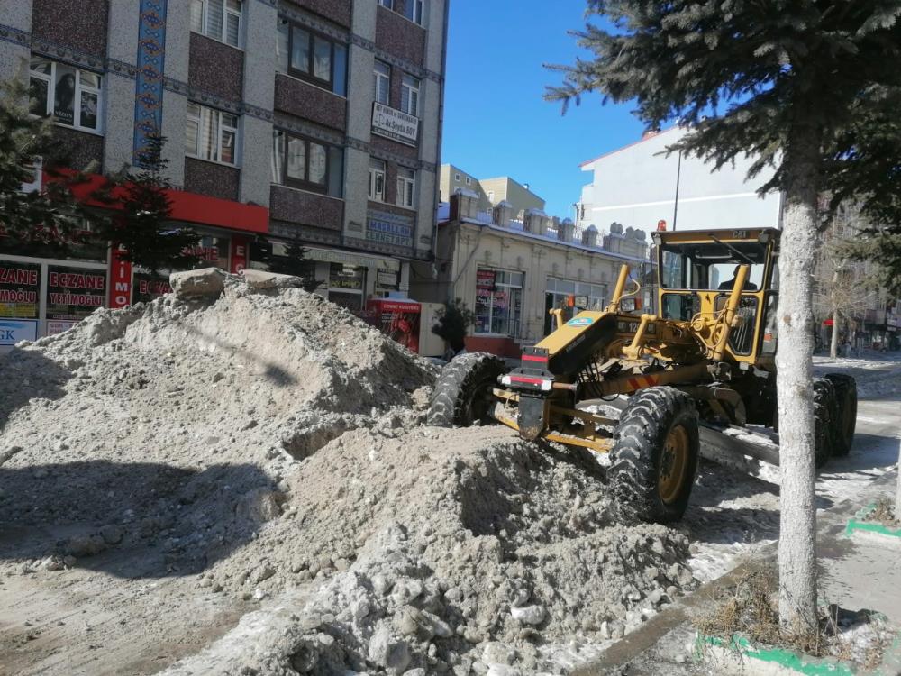 Kars'ta belediyenin kar mücadelesi sürüyor
