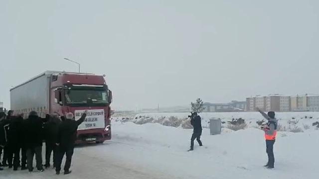 Kars'ta deprem bölgesine 63 tır yardım gönderildi