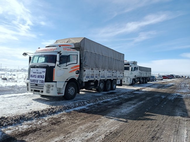 Kars'tan deprem bölgesine yardımlar sürüyor