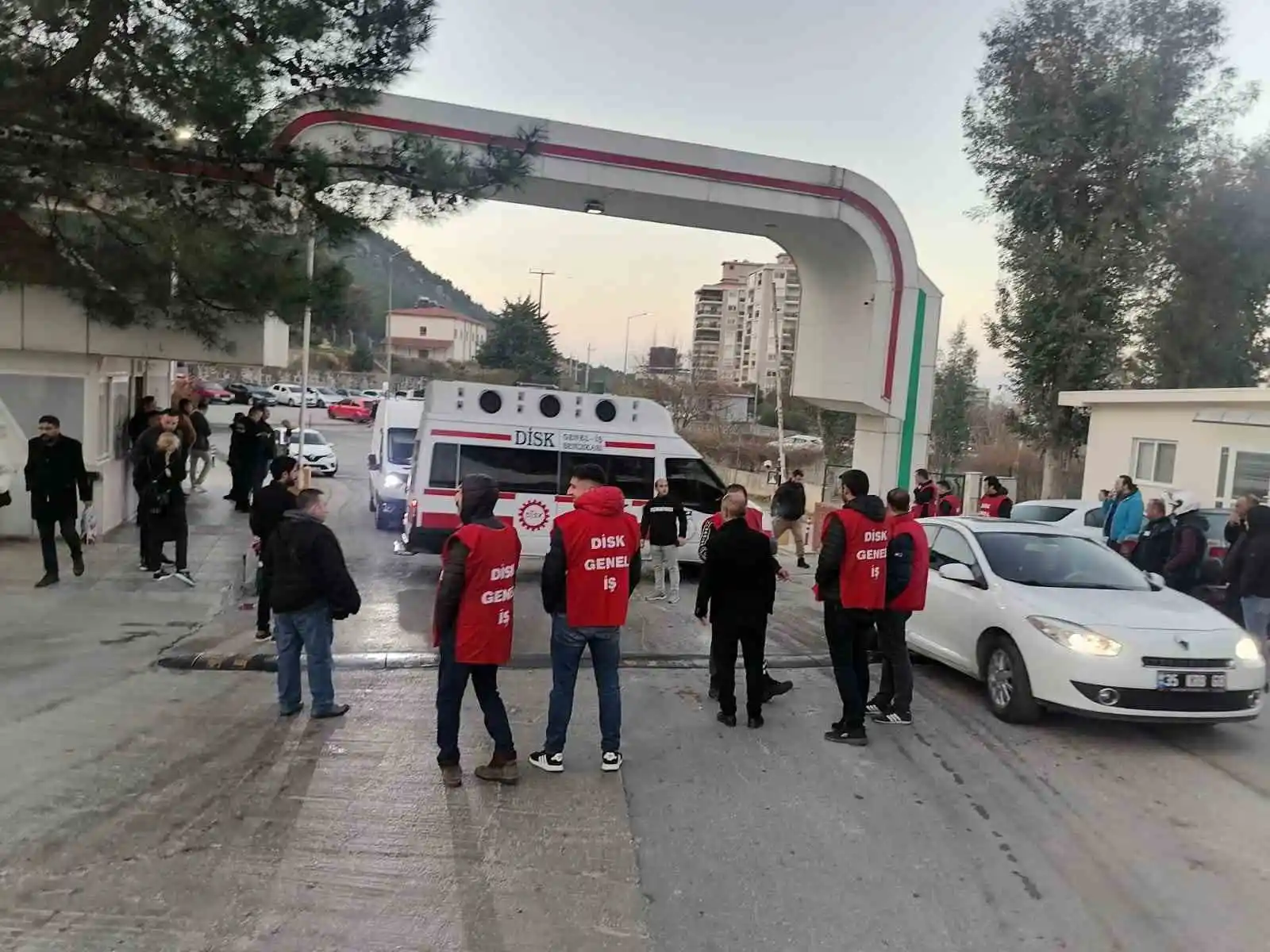 Karşıyaka Belediyesinde maaş krizi, iş bıraktırdı
